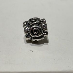 790136 Retired Pandora Leaf & Roses charm